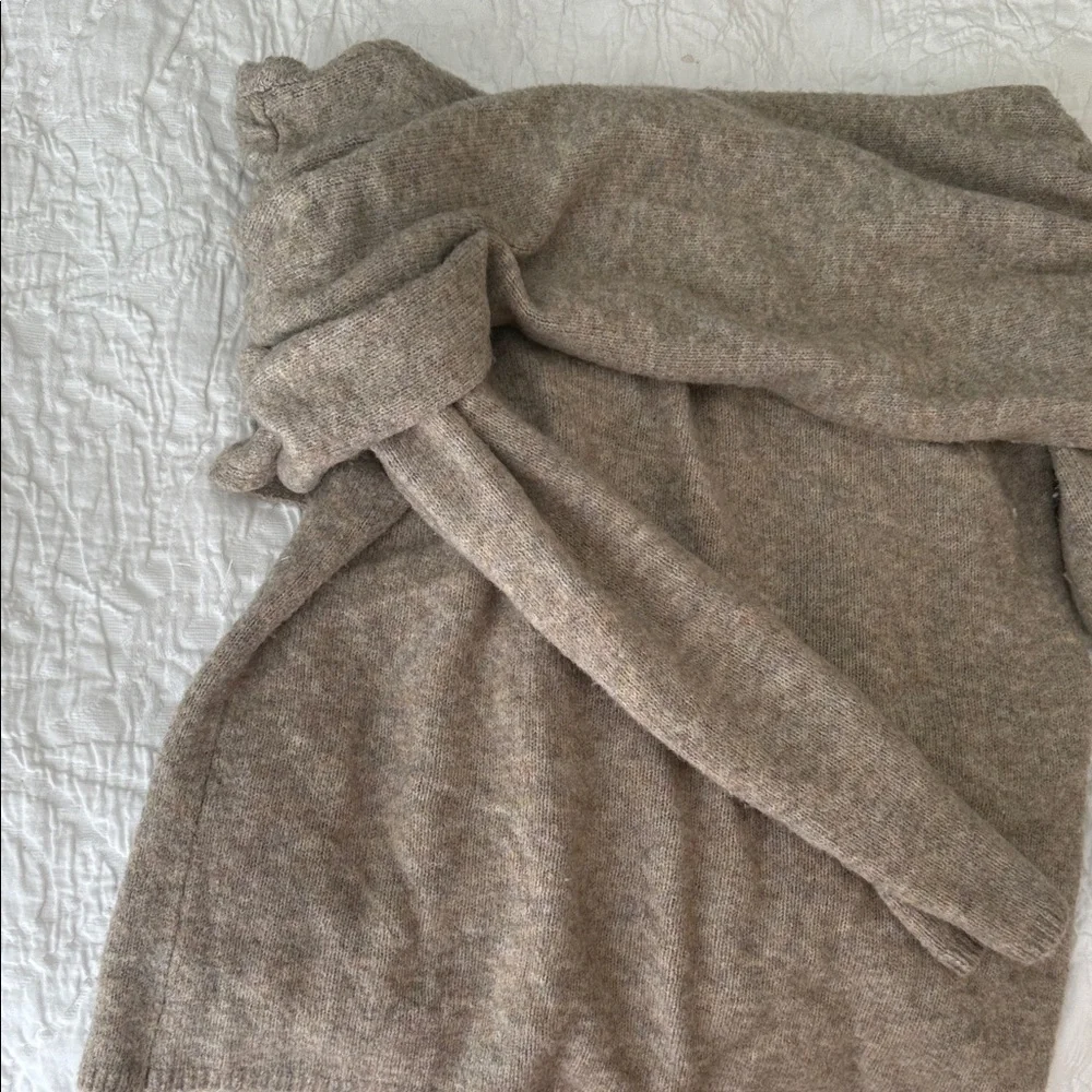Abercrombie & Fitch Off-the-Shoulder Sweater in Oatmeal - Picture 3 of 5